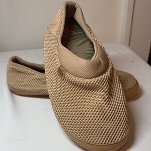 Free Waters Tan Knit Rubber Soled Slippers Size 11